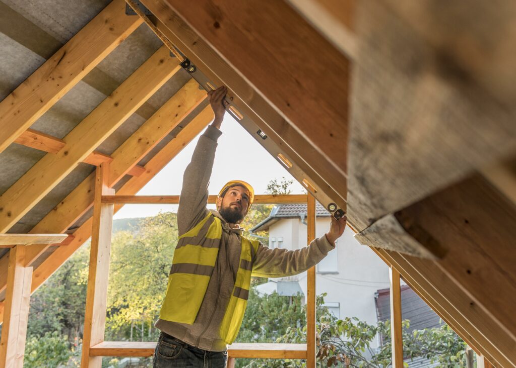 Photo d'un ouvrier qui travail sur la construction d'une première maison