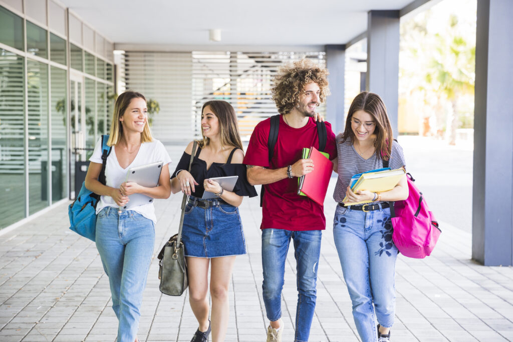 4 étudiants sortant ou allant en cours